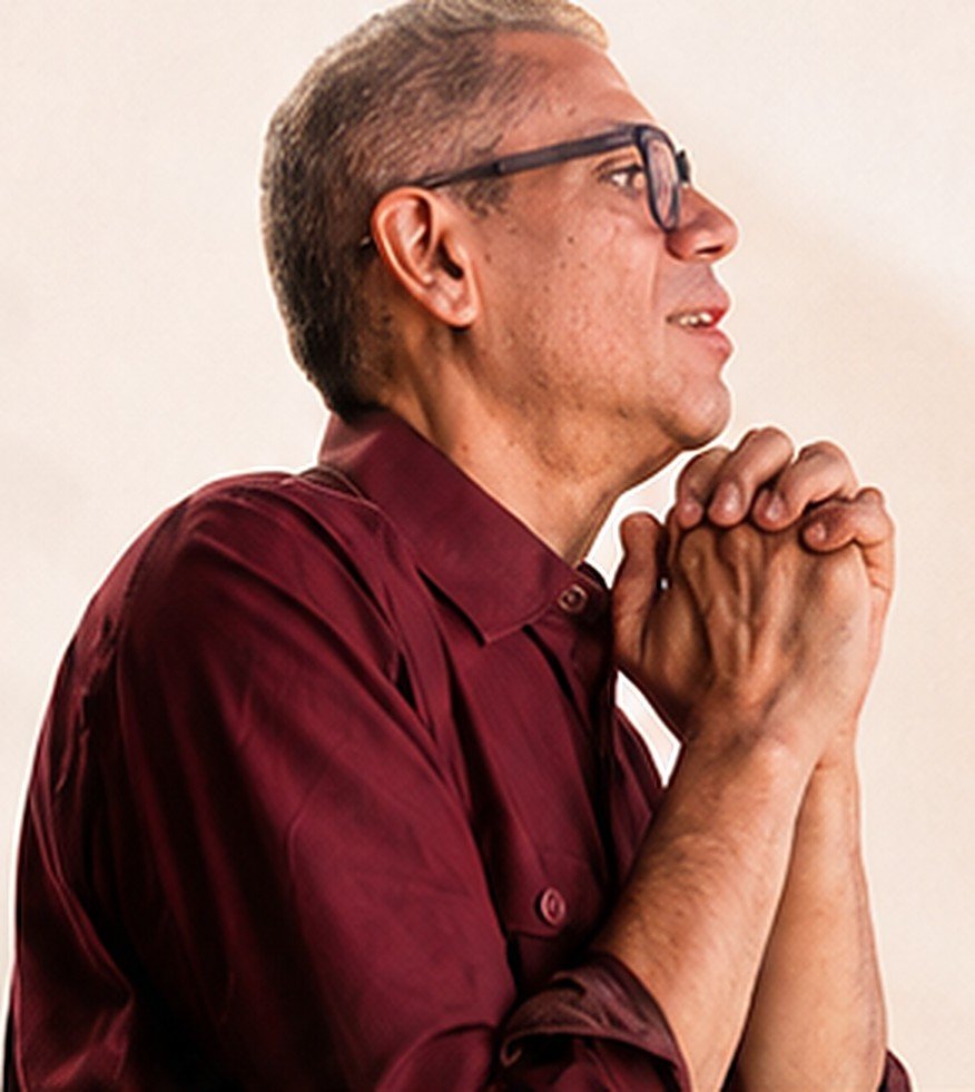 Pastor William Santos em oração